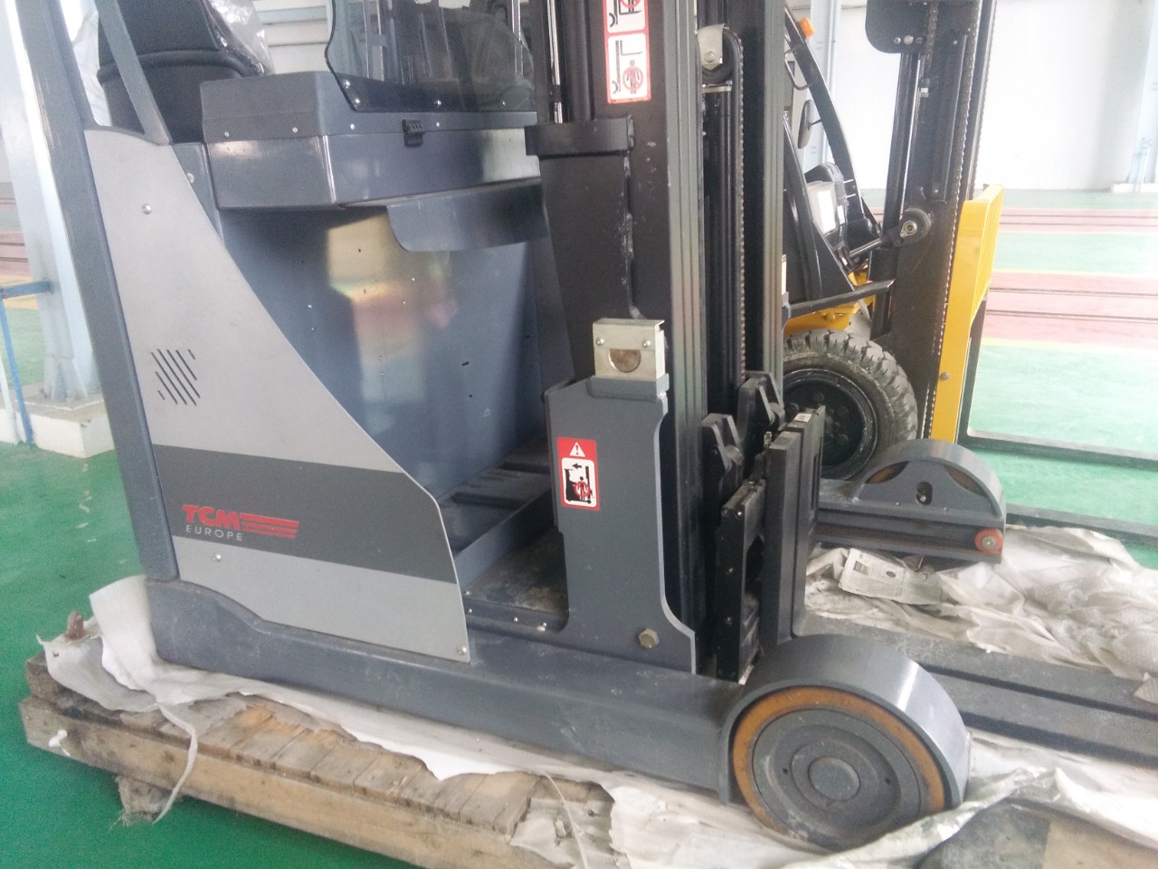  Service ganti roda pallet truck di Cilegon